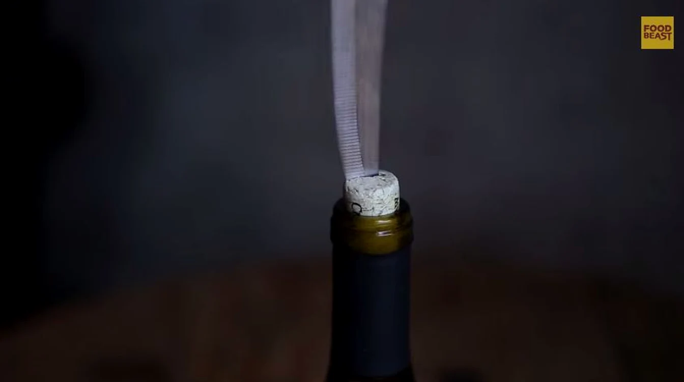 
    O sticlă de vin se poate desface şi cu un cuţitFoto Youtube  