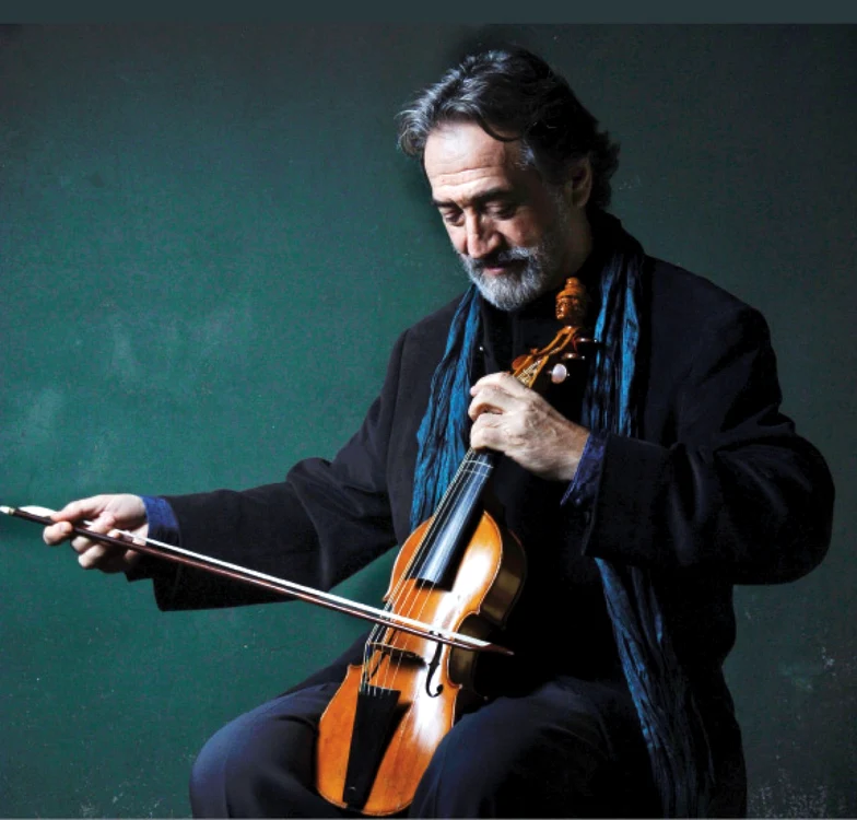 Jordi Savall va concerta pe scena Festivalului "George Enescu" alături de Hesperion XXI - La Capella Reial de Catalunya.  FOTO: allthingsstrings.com