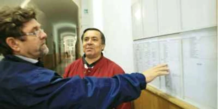 Vasile Irinici (stânga) şi Valentin Zbârcea, două dintre victimele firmei SC Trading Jobs SRL