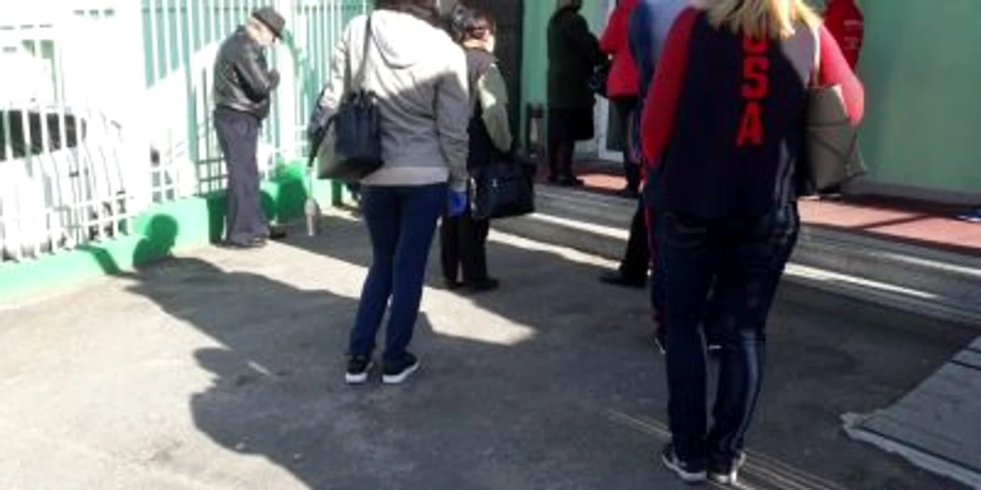 Pacienţii îşi aşteaptă rândul pentru analizele medicale. Nu mai au nevoie, însă, să se încrie pe liste de aşteptare de la o lună la alta FOTO: Alina Mitran