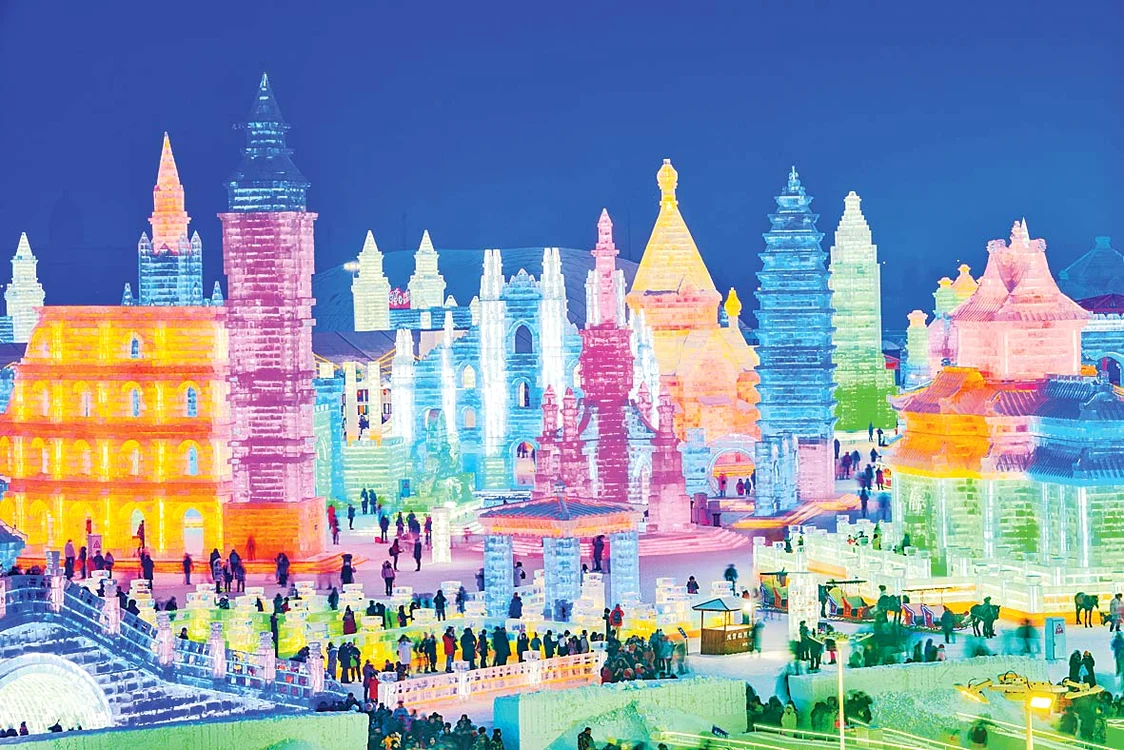 Harbin, China. Oraşul de gheaţă din Harbin are o tradiţie de 20 de ani. Începând cu data de 20 decembrie blocuri imense de gheaţă vor fi aduse aici şi mii de sculptori în gheaţă vor începe să le modeleze în cele mai bizare şi frumoase forme