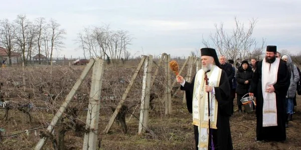 Binecuvântarea a fost săvârşită de Arhiepiscopul Dunării de Jos FOTO Costiuc Petrică