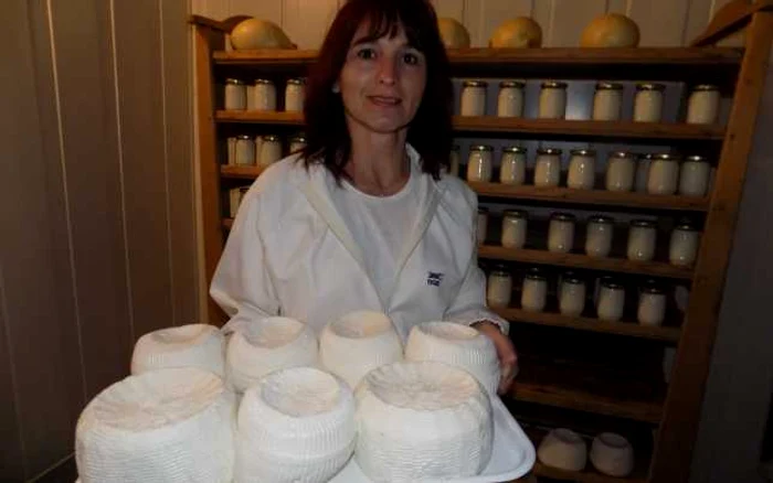 Monica Cucerzan prezintă produsele obţinute din lapte de capră. FOTO: Ramona Găină