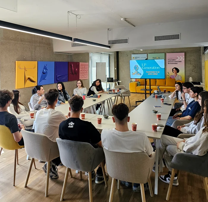 Tinerii experimentează în programul UP Generation ce nu le poate da școala FOTO: UP Generation