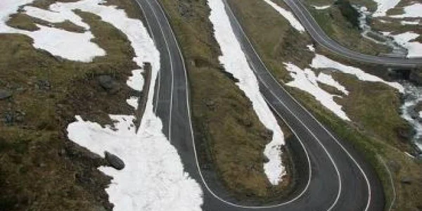 Sibiu: Ninsoare abundentă pe Transfăgărăşan, traficul a fost întrerupt