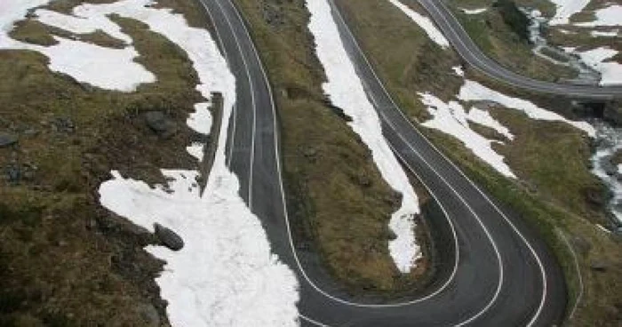 Sibiu: Ninsoare abundentă pe Transfăgărăşan, traficul a fost întrerupt