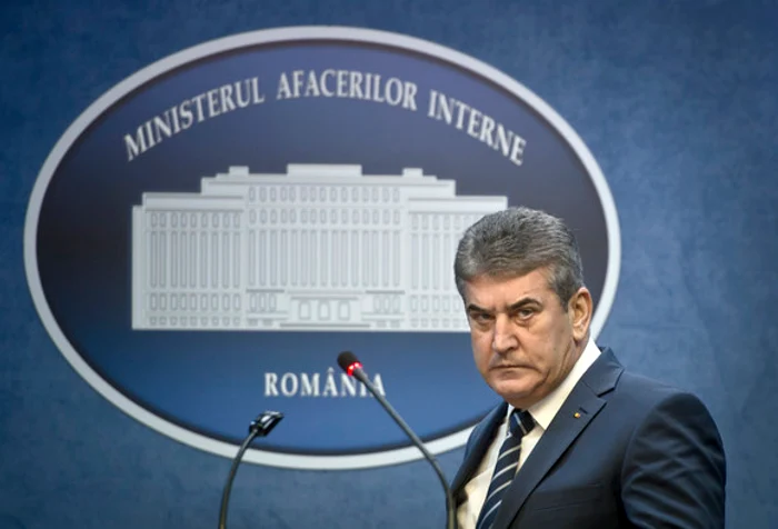 
    Gabriel Oprea e acuzat că a folosit abuziv coloanele oficiale  