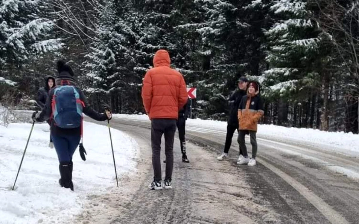 Un grup de cinci turişti au fost opriţi la timp dintr-o aventură riscantă FOTO Dragoş Păduraru