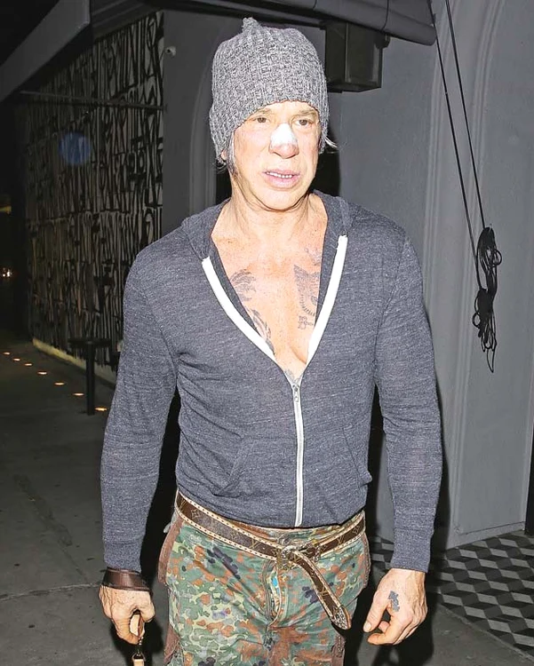 Mickey Rourke (62 de ani) a părăsit restaurantul cu „aerisire” în zonele intime