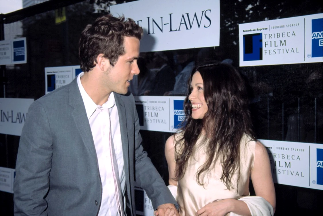 
    Ryan Reynolds şi Alanis Morissette  