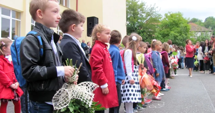 Un părinte îndeamnă la boicotarea festivității de început de an școlar FOTO: arhiva Adevărul