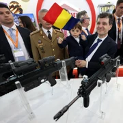 Nicușor Dan, preşedintele României, participă alături de fiul său la expoziția BSDA (Black Sea Defense, Aerospace and Security), în București, 15 mai 2026 Inquam Photos George Călin 3 jpeg