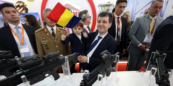 Nicușor Dan, preşedintele României, participă alături de fiul său la expoziția BSDA (Black Sea Defense, Aerospace and Security), în București, 15 mai 2026 Inquam Photos  George Călin 3 jpeg