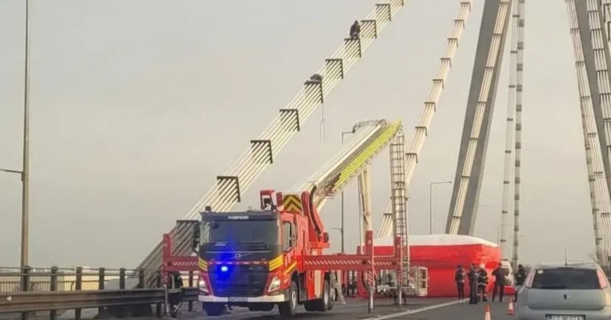 Un protestatar cere "Turul doi înapoi!" de pe podul de la Agigea. Un protestatar cere "Turul doi înapoi!" de pe podul de la Agigea.
