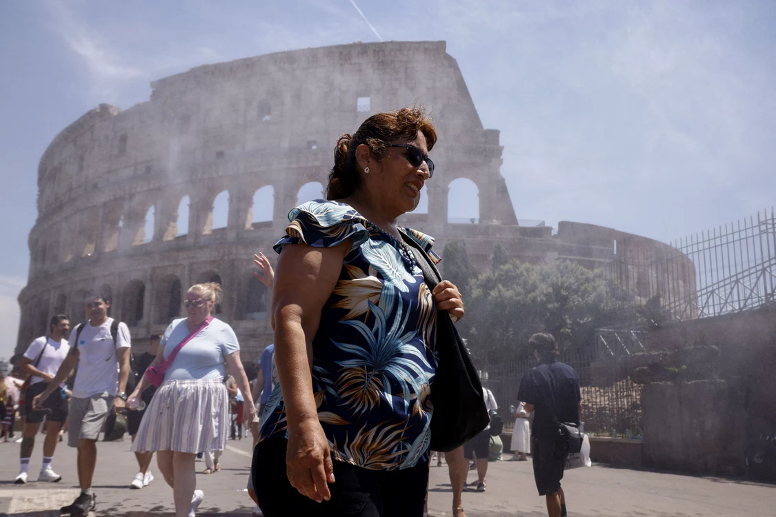 Turiști și localnici înfruntă temperaturile sufocante din Roma FOTO AFP