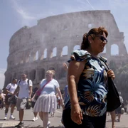 Turiști și localnici înfruntă temperaturile sufocante din Roma FOTO AFP