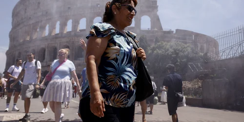 Turiști și localnici înfruntă temperaturile sufocante din Roma FOTO AFP
