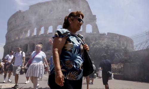 Turiști și localnici înfruntă temperaturile sufocante din Roma FOTO AFP