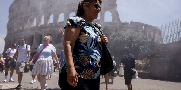 Turiști și localnici înfruntă temperaturile sufocante din Roma FOTO AFP
