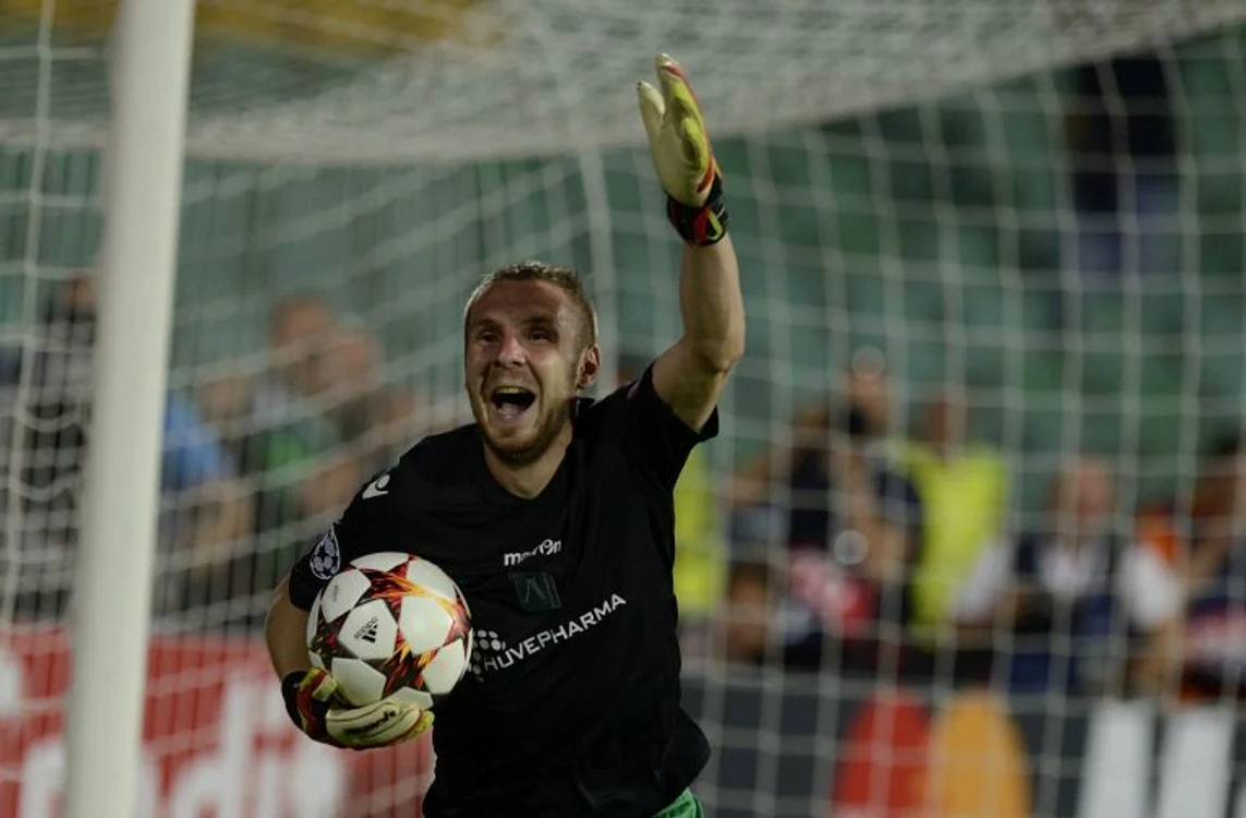 
    Cosmin Moți în 2014, după ce a eliminat-o pe Steaua din Liga Campionilor, el evoluând ca portarFOTO: Sportpictures.eu  