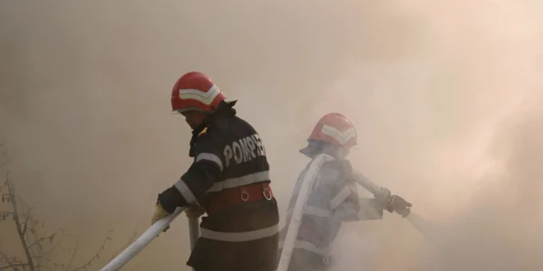 Pompierii bucureşteni încă se luptă cu flăcările 