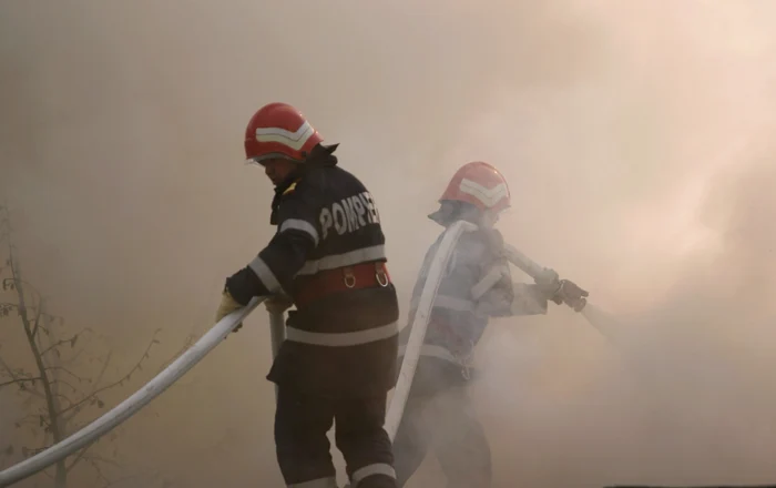 Pompierii bucureşteni încă se luptă cu flăcările