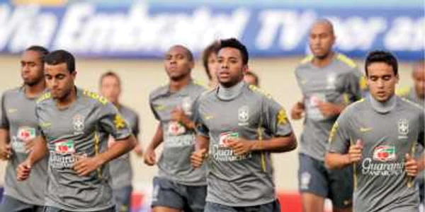 Robinho (centru) a devenit unul dintre liderii naţionalei braziliene, după retragerile lui Ronaldo, Ronaldinho şi absenţa lui Kaka  