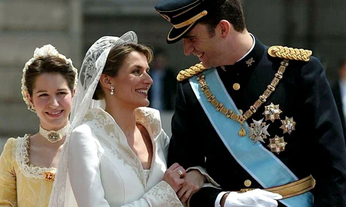 PRINCE FELIPE AND LETIZIA ORTIZ ROCASOLANO AT KONIGSPALAST AFTER THEIR WEDDING, MADRID, SPAIN   22 MAY 2004 jpeg