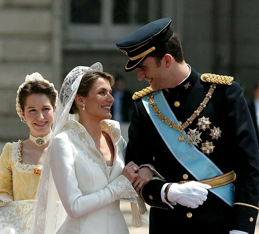 PRINCE FELIPE AND LETIZIA ORTIZ ROCASOLANO AT KONIGSPALAST AFTER THEIR WEDDING, MADRID, SPAIN 22 MAY 2004 jpeg