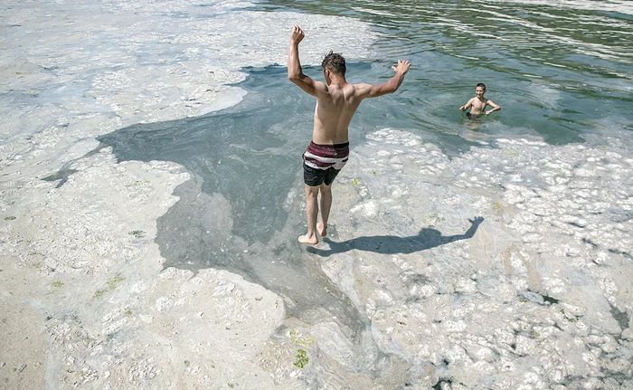 
    Zone din coasta Turciei, îmbâcsite cu mucilagiul marinFoto: EPA - EFE   