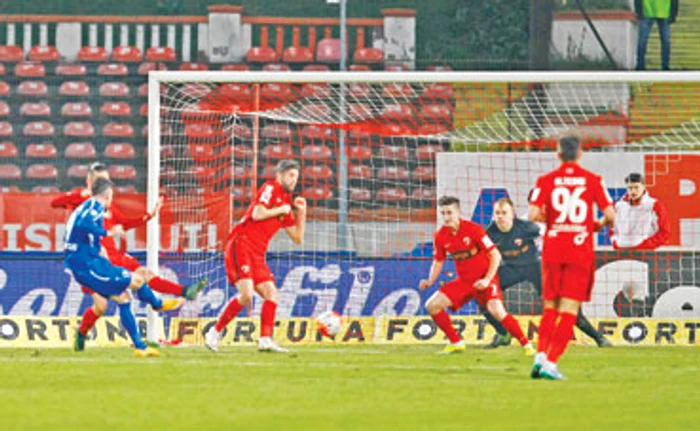Momentul şutului prin care Hora l-a învins pe portarul Cerniauskas