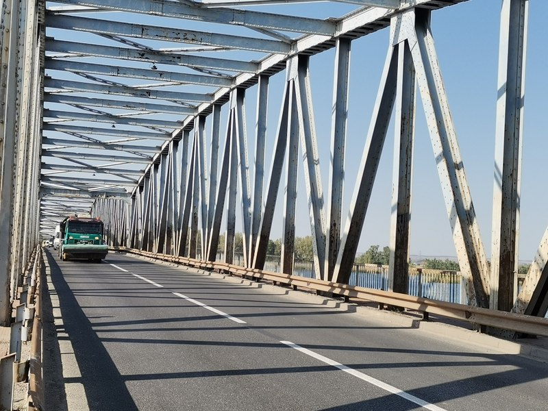 Femeie de 69 ani surprinsă pe balustrada podului peste râul Olt. Cine a salvat-o  