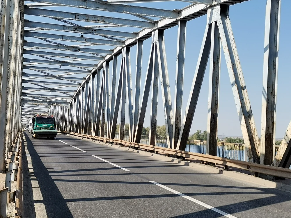 Femeia a fost surprinsă pe balustrada podului peste râul Olt FOTo: arhiva/A.M.