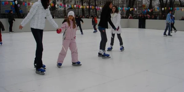 Copiii se vor putea da cu patinele şi seara