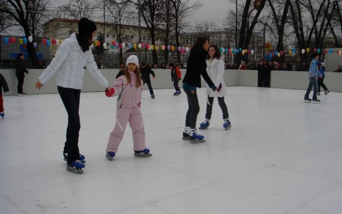 Copiii se vor putea da cu patinele şi seara