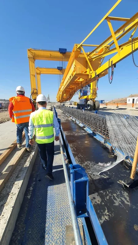 Instalație de producție a grinzilor din beton pe șantierul Autostrăzii Ploieşti-Buzău. FOTO Irinel Scrioşteanu