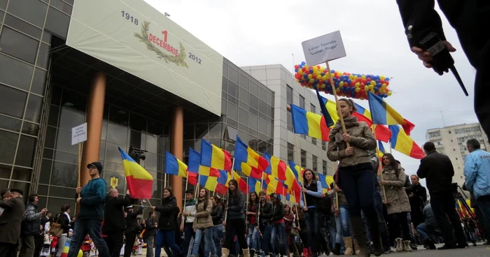 Elevii liceelor din Sectorul 2 au defilat în faţa prmăriei din Sectorul 2 FOTO Adevărul