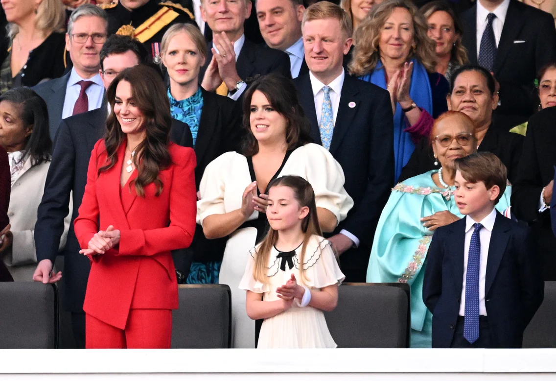 Prințesa Kate în costumul roșu cu pantaloni. FOTO: Profimedia