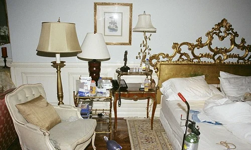 Dormitorul lui Michael Jackson (FOTO LAPD) jpeg