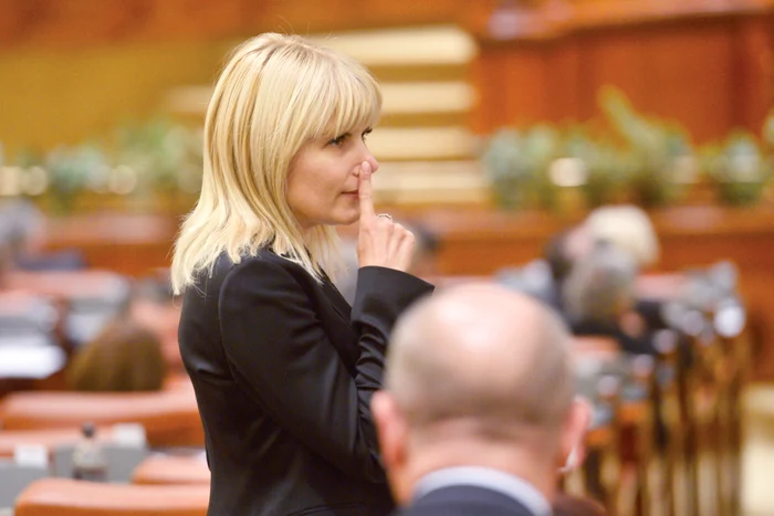 
    Blonda lui Băsescu s-a inspirat de la mafioţi, de la cămătari sau de la masoni când şi-a dus degetul arătător la nas? Elena Udrea, luni seară, Parlamentul României. Gestul ei nu a trecut neobservat de fotoreporteri şi cameramaniFoto: Mediafax  