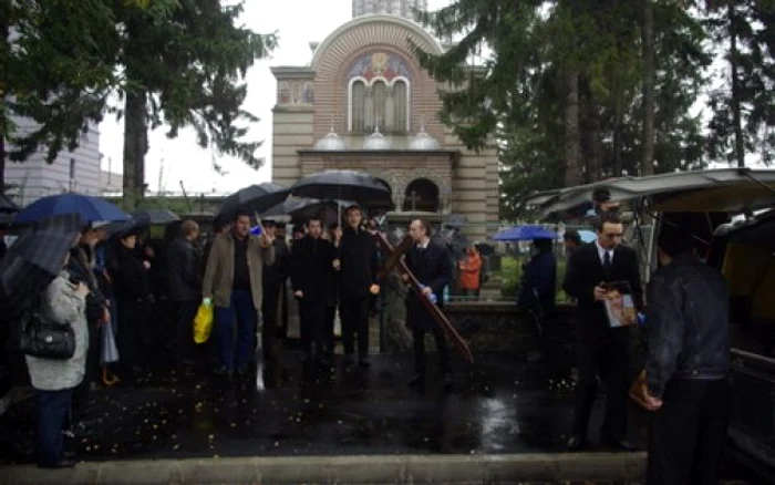 Sibiu: Sute de oameni la înmormântarea fiului şefului Poliţiei Sibiu (galerie foto)