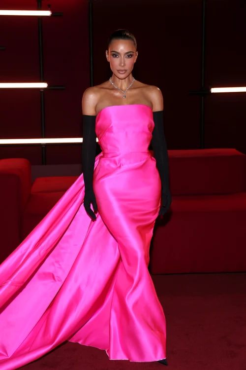 Kim Kardashian a venit îmbrăcată într-o rochie Balenciaga, la gala LACMA 2023
