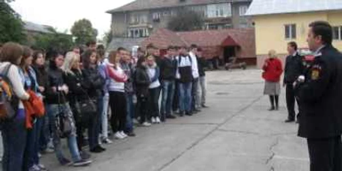 Elevii au asistat la o demonstraţie a pompierilor