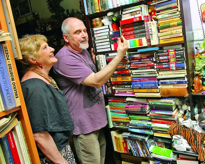 În această odaie, pe rafturile bibliotecii, sunt aşezate tot felul de suveniruri