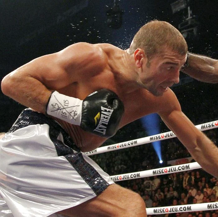 
    Lucian Bute a fost învins de Carl Froch prin knock-out.  