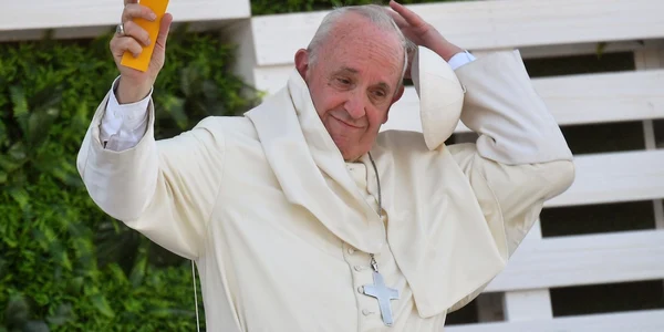 Papa Francisc salută tinerii la o întâlnire la Sanctuarul Naţional al Maipu din Santiago Chile FOTO EPA-EFE / Luca Zenaro