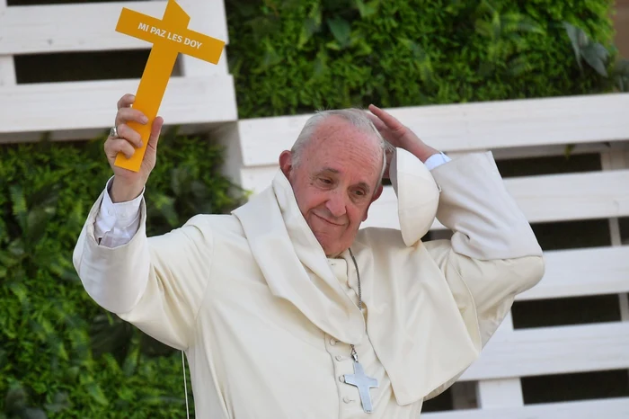 Papa Francisc salută tinerii la o întâlnire la Sanctuarul Naţional Maipu din Santiago de Chile FOTO EPA-EFE/ Luca Zenaro