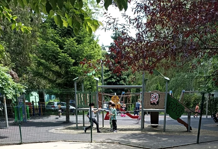 La locul de joacă, războiul pare doar un vis îndepărtat FOTO Denis Grigorescu