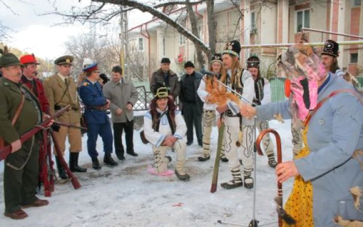 În dreapta, «Jidanul» are o mască hidoasă şi este îmbrăcat în zdrenţe