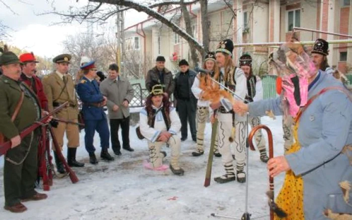 În dreapta, «Jidanul» are o mască hidoasă şi este îmbrăcat în zdrenţe